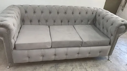 Sillón marrón con almohadones